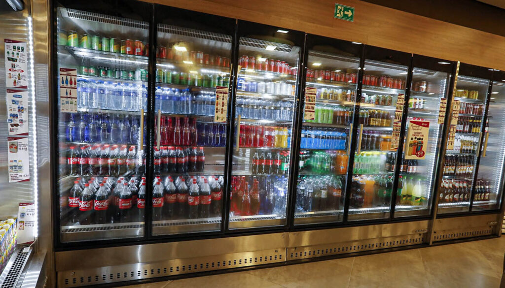 Geladeira expositora de bebidas para supermercado MAQFRIO
